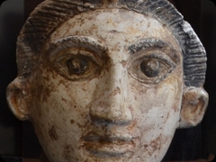 Gesso dipinto
Ambito egizio-romano
Nella fissità di uno sguardo, 
nella sopravvivenza, nasce il ritratto
